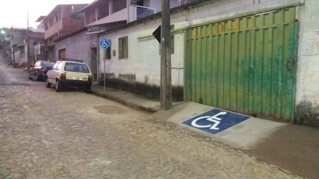 Colocação de placas e pintura de espaço reservado para cadeirante – São Domingos do Prata