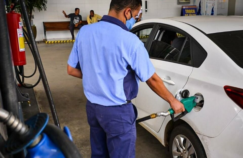 Preço da gasolina sobe 51% no ano, mesmo sem aumento de imposto