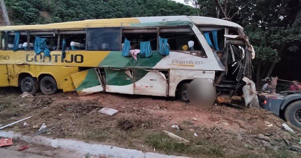 Acidente entre ônibus e carro deixa cinco mortos e mais de 10 feridos no ES