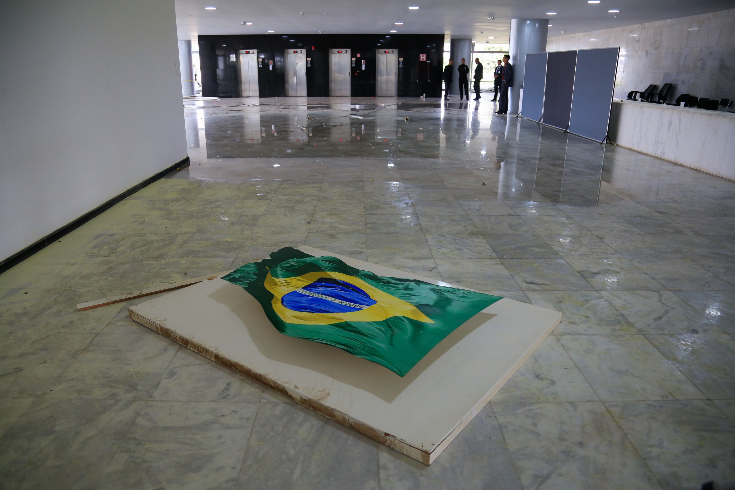 A a destruição no Planalto após a invasão de extremistas