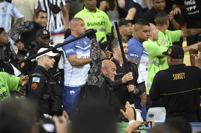 Torcedores de Brasil e Argentina brigam na arquibancada do Maracanã