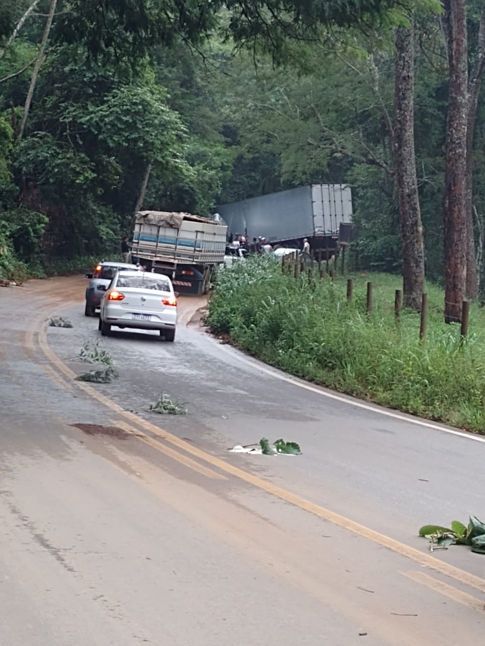 Barro nas pistas e más condicões teriam provocado tragédia na MG 482; rodovia é uma piores de MG