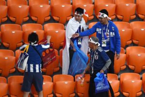 Torcida japonesa mantém tradição e recolhe lixo após partida da Copa do Mundo