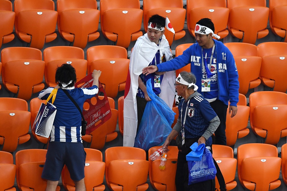 Torcida japonesa mantém tradição e recolhe lixo após partida da Copa do Mundo Torcida japonesa mantém tradição e recolhe lixo após partida da Copa do Mundo